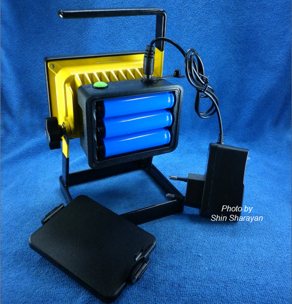 Rechargeable LED Flood Light 30W แสงสีขาว
