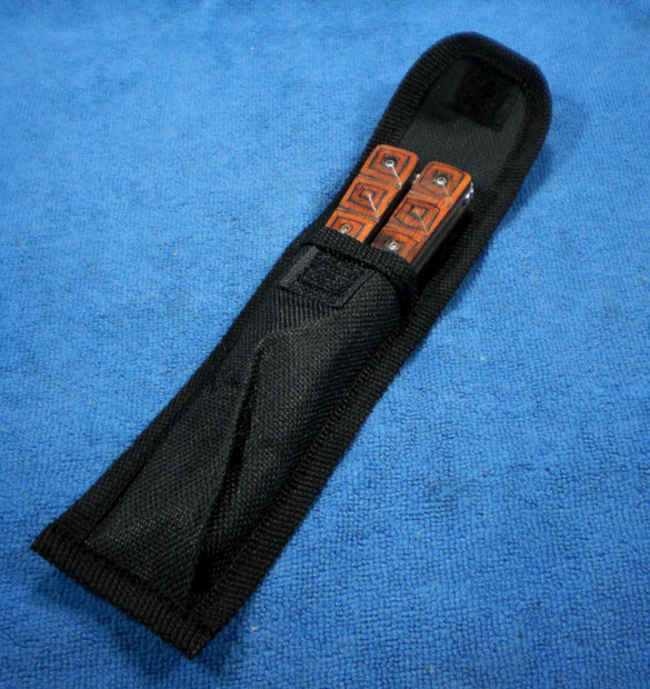 มีดควงสแตนเลสชุบดำ ด้ามลายไม้พร้อมซองพก