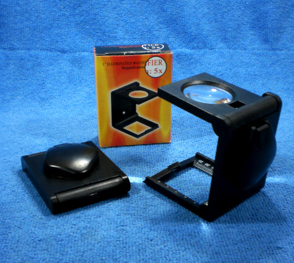 แว่นขยาย 5x ทรงเหลี่ยม ฐานตั้ง+ไฟ