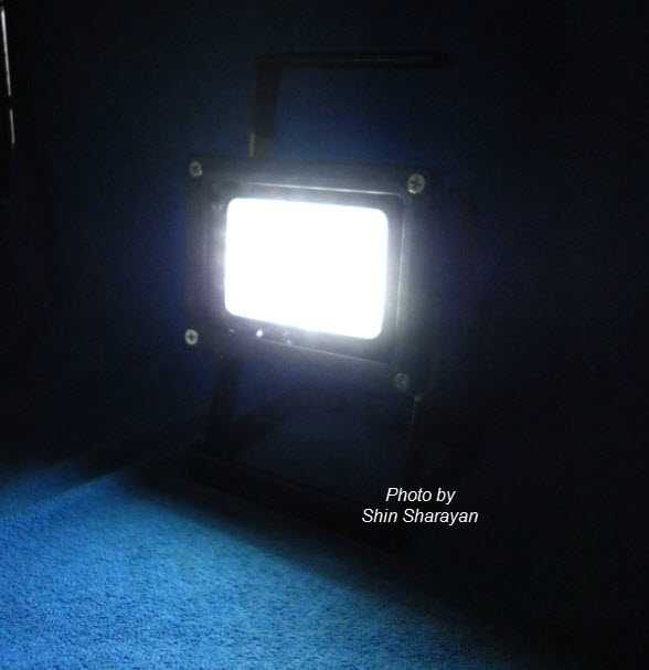 Rechargeable LED Flood Light 30W แสงสีขาว