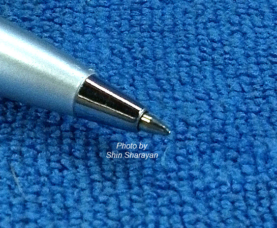 ปากกาลูกลื่น มีไฟเลเซอร์ชี้บอร์ด และไฟฉายเล็ก