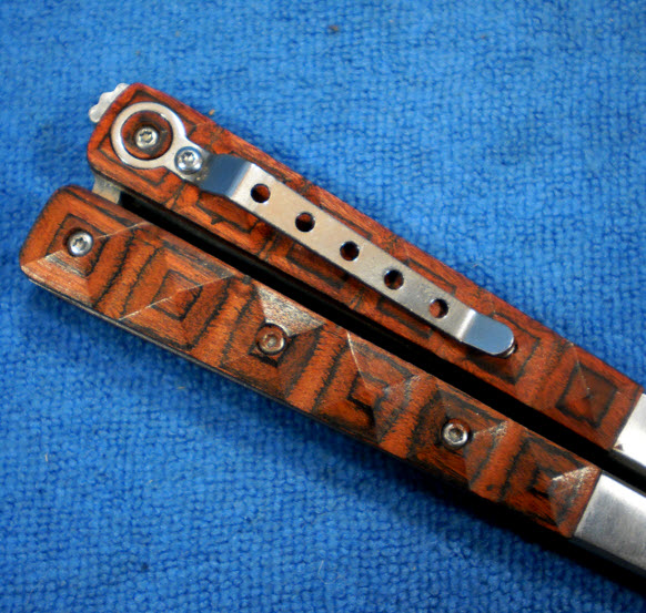 มีดควงสแตนเลสชุบดำ ด้ามลายไม้พร้อมซองพก