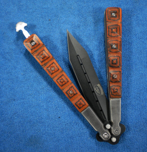 มีดควงสแตนเลสชุบดำ ด้ามลายไม้พร้อมซองพก