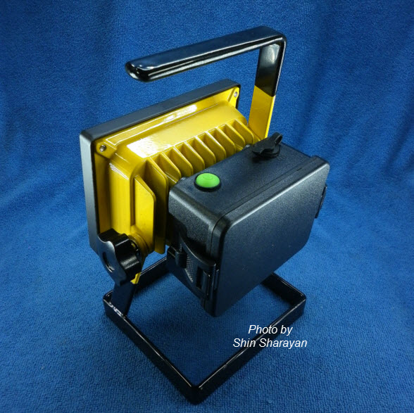 Rechargeable LED Flood Light 30W แสงสีขาว