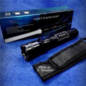 *เครื่องช็อตไฟฟ้า รุ่น Police 2013 พร้อมไฟฉายแรงสูง ราคา 350 บาท