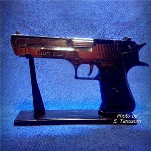 ปืนไฟแช็ค DESERT EAGLE ตัวโครเมี่ยม มีฐานตั้งโชว์