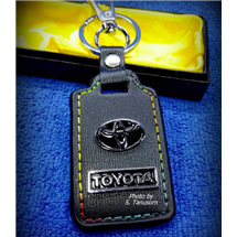 พวงกุญแจรถ TOYOTA หนังแท้สีดำ
